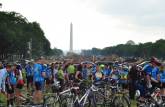 Grupo de ciclistas descansa após padalar de Nova iorque à Washington DC, capital dos Estados Unidos